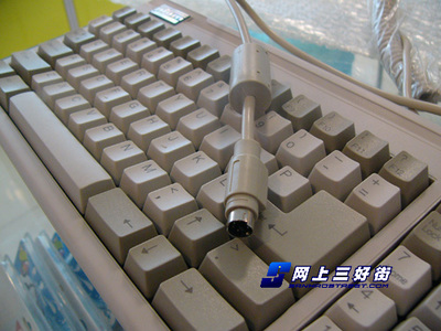 PLUM青軸機(jī)械白鍵盤實測體驗 手感一流，貿(mào)易代理新選